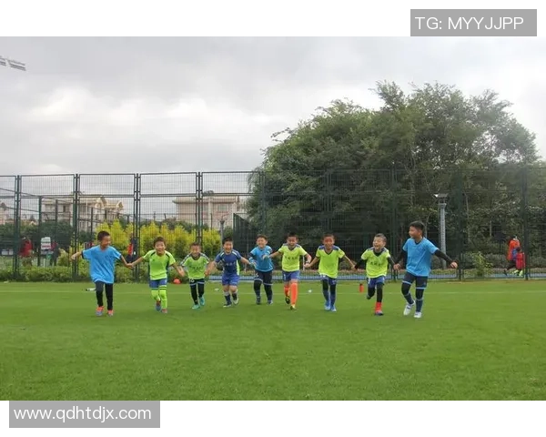 在墙上踢足球的乐趣与技巧分享让你在家也能享受足球的激情与快乐