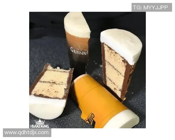 创意蛋糕足球图展示了美食与运动的完美结合，令人垂涎欲滴的视觉盛宴