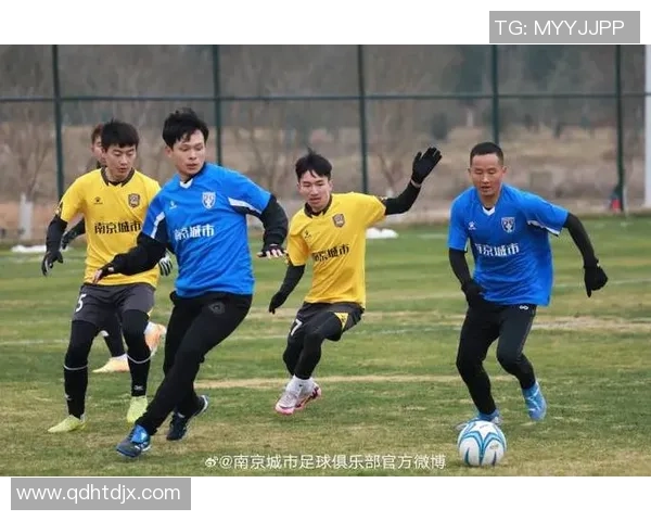 南京线下足球热潮兴起球迷聚集共享激情与友谊的绿茵场