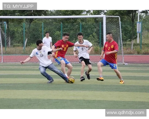 女婿在绿茵场上挥洒汗水展现风采赢得丈母娘的赞赏与支持